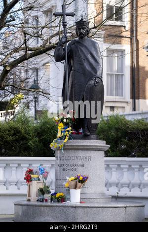 Dopo l’invasione dell’Ucraina da parte della Russia, ora al secondo giorno, la scultura di Saint Volodymyr è ornata da fiori presso l’Istituto ucraino di Holland Park, il 24th febbraio 2022, a Londra, Inghilterra. San Volodymyr fu Principe di Novgorod, Gran Principe di Kiev, e governatore di Kievan Rus dal 980 al 1015. Foto Stock