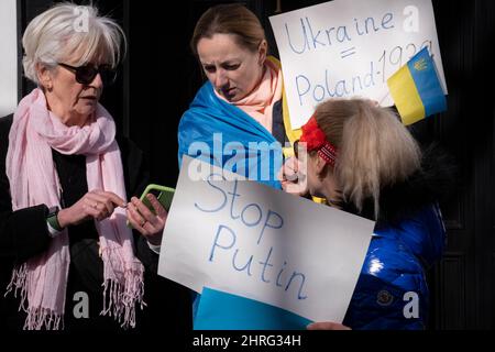 Dopo l’invasione dell’Ucraina da parte della Russia, ora al secondo giorno, gli ucraini continuano a protestare contro l’ambasciata russa a Notting Hill, il 24th febbraio 2022, a Londra, in Inghilterra. (Foto di Richard Baker / in immagini via Getty Images) Foto Stock