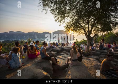 Un gruppo di persone si è riunito su una riva a Koh Phi Phi, Thailandia, guardando il tramonto, 21 marzo 2014 Foto Stock