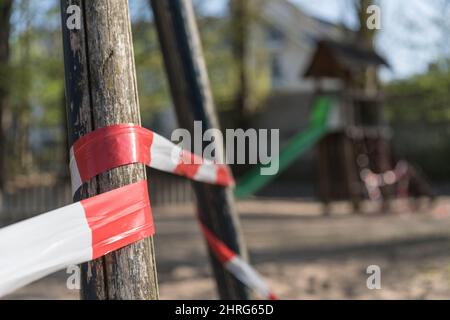 Primo piano di un nastro di attenzione sugli alberi in un parco Foto Stock