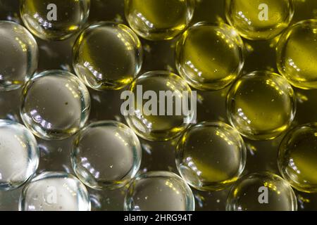 Bella sfumatura giallo smeraldo Balls colore sfondo. Sistemazione Marble Magic Foto Stock