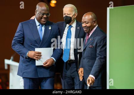 Il presidente degli Stati Uniti Joe Biden, parte con i colleghi panelisti Felix Tshisekedi, presidente della Repubblica Democratica del Congo, a sinistra, E Presidente di Gabon Ali Bongo Ondimba dopo la sessione Action on Forest and Land Use (azione sulle foreste e l'uso del territorio) alla Conferenza ONU sui cambiamenti climatici COP26 con i leader mondiali al Campus Scottish Event, 2 novembre 2021 a Glasgow, Scozia. Foto Stock