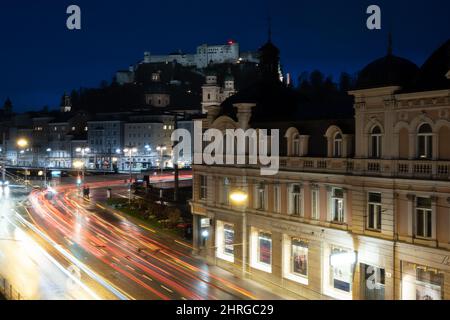 Bellissimo scatto notturno della città di Salisburgo con il castello di Schloss Foto Stock