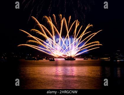 Fuochi d'artificio sul Porto Barbican, Plymouth, Devon, Inghilterra, di notte Foto Stock