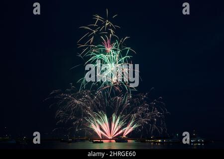 Fuochi d'artificio sul Porto Barbican, Plymouth, Devon, Inghilterra, di notte Foto Stock