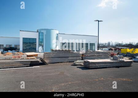 Scatto orizzontale di pile di materiali da costruzione in un cantiere. Foto Stock