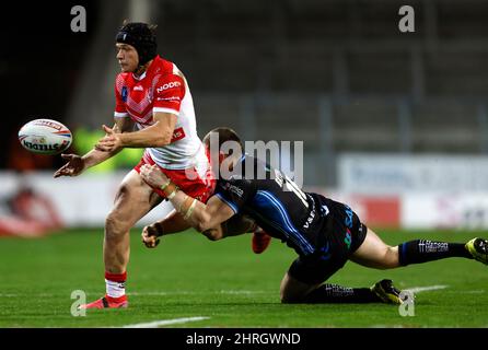 Il Jonny Lomax di St Helens (a sinistra) è affrontato dal James Batchelor di Wakefield Trinity durante la partita della Betfred Super League al Totally Wicked Stadium, St Helens. Data immagine: Venerdì 25 febbraio 2022. Foto Stock