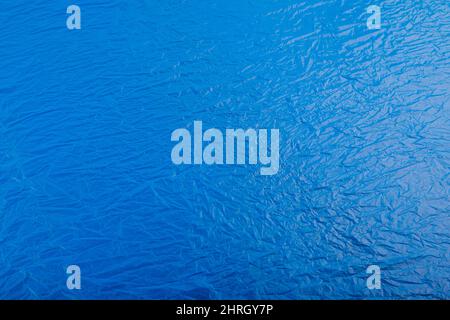 fondo piatto full frame e tessuto di pellicola di plastica blu grattata Foto Stock