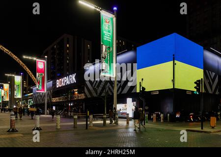 Wembley Park, Londra, Regno Unito. 25th febbraio 2022. Stasera, in un'espressione di solidarietà con il popolo ucraino, il Boxpark Wembley Park è illuminato in blu e giallo, i colori della bandiera nazionale ucraina. Amanda Rose/Alamy Live News Foto Stock