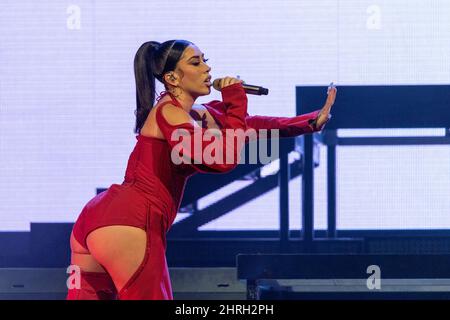 Milwaukee, Stati Uniti. 24th Feb 2022. Kali Uchis (Karly-Marina Loaiza) on February 24, 2022, at Fiserv Forum in Milwaukee, Wisconsin (Photo by Daniel DeSlover/Sipa USA) Credit: Sipa USA/Alamy Live News Foto Stock