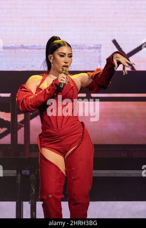 Milwaukee, Stati Uniti. 24th Feb 2022. Kali Uchis (Karly-Marina Loaiza) on February 24, 2022, at Fiserv Forum in Milwaukee, Wisconsin (Photo by Daniel DeSlover/Sipa USA) Credit: Sipa USA/Alamy Live News Foto Stock