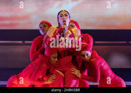 Milwaukee, Stati Uniti. 24th Feb 2022. Kali Uchis (Karly-Marina Loaiza) on February 24, 2022, at Fiserv Forum in Milwaukee, Wisconsin (Photo by Daniel DeSlover/Sipa USA) Credit: Sipa USA/Alamy Live News Foto Stock