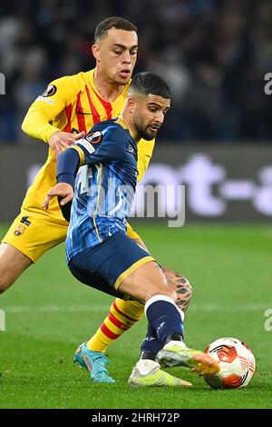 NAPOLI, ITALIA - FEBBRAIO 24: Sergino Dest del FC Barcellona, Lorenzo Insigne della SSC Napoli durante la partita UEFA Europa League tra SSC Napoli e FC Foto Stock