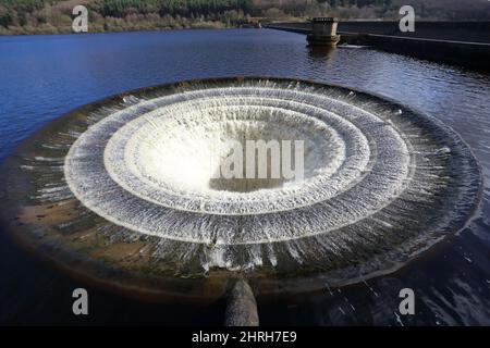 Lato sinistro (visto dalla diga) canale di scarico (foro di tappo) nel serbatoio di Ladybower che scorre dopo le tempeste Dudley, Eunice e Franklin, febbraio 22 Foto Stock