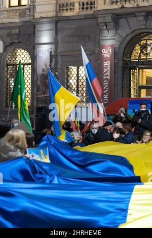 Milano, 24 febbraio 2022, le bandiere ucraine e russe per protestare contro la guerra russa in Ucraina. La gente sta mostrando la propria opinione su Putin Foto Stock