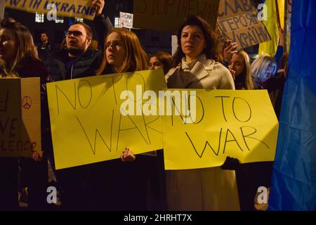 Londra, Regno Unito. 25th febbraio 2022. Migliaia di persone si sono riunite fuori Downing Street per protestare contro l'invasione russa dell'Ucraina e hanno invitato il governo britannico e la NATO ad aiutare l'Ucraina. Credit: Vuk Valcic/Alamy Live News Foto Stock