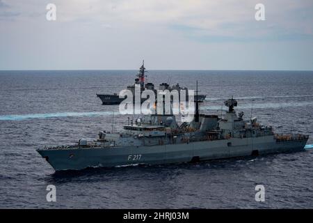 La marina tedesca fregata di classe Brandeburgo FGS Bayern, Japan Maritime Self-Defense Force Murasame-Class Destroyer JS Inazuma, vela in formazione durante l'esercizio ANNUALEX 21 21 novembre 2021 nel Mare delle Filippine. Foto Stock