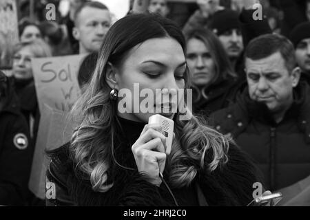 Parlando fuori - protesta (Paulina Thomson) che parla per protesta contro l'invasione russa dell'Ucraina. Foto Stock