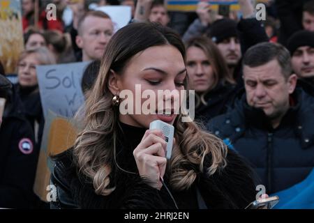 Parlando fuori - protesta (Paulina Thomson) che parla per protesta contro l'invasione russa dell'Ucraina. Foto Stock