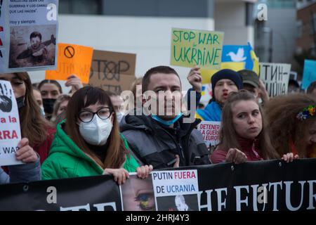 Madrid, Spagna. 25th Feb 2022. Decine di ucraini protestano davanti all'ambasciata russa contro l'invasione russa. (Foto di Fer Capdepon Arroyo/Pacific Press) Credit: Pacific Press Media Production Corp./Alamy Live News Foto Stock