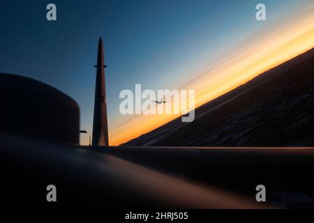 Great Falls, Montana, USA. 9th Feb 2022. Due aerei C-130 Hercules assegnati all'Ala Airlift 120th, viaggiano verso il complesso Mountain Home Range nel sud-est dell'Idaho, 9 febbraio 2022. I membri del 186th Airlift Squadron sono sulla strada per eseguire una missione integrata sortie conducendo un airdrop simulato con una scorta F-15E Strike Eagle. Credit: U.S. National Guard/ZUMA Press Wire Service/ZUMAPRESS.com/Alamy Live News Foto Stock