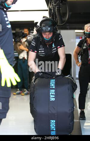 Circuit de Barcelona-Catalunya, Barcellona, Spagna, 25 febbraio 2022, Mercedes-AMG Petronas F1 Team&#XA;Pit Stop Crew durante la sessione di test pre-stagione precedente al FIA Formula uno World Championship 2022 - Formula 1 Championship Credit: Live Media Publishing Group/Alamy Live News Foto Stock