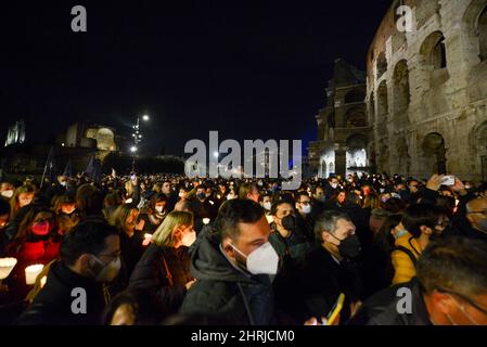 Campidoglio e Colosseo, Roma, 25 febbraio 2022, Manifestanti al colosseo durante la dimostrazione per la pace, contro la guerra in Ucraina, dal Campidoglio al Colosseo - News Credit: Live Media Publishing Group/Alamy Live News Foto Stock