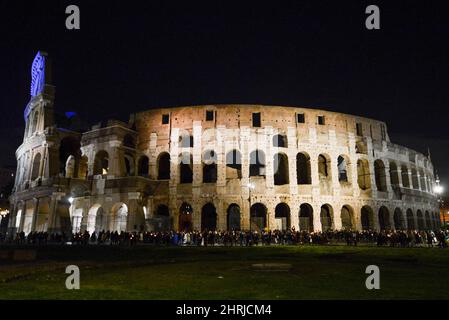 Campidoglio e Colosseo, Roma, 25 febbraio 2022, Manifestanti al colosseo durante la dimostrazione per la pace, contro la guerra in Ucraina, dal Campidoglio al Colosseo - News Credit: Live Media Publishing Group/Alamy Live News Foto Stock