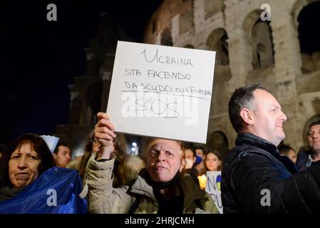 Campidoglio e Colosseo, Roma, 25 febbraio 2022, Un dimostratore durante la dimostrazione per la pace, contro la guerra in Ucraina, dal Campidoglio al Colosseo - News Credit: Live Media Publishing Group/Alamy Live News Foto Stock