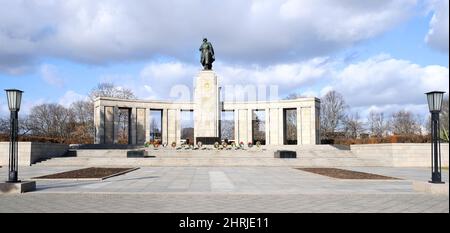 Berlino, Germania, 23 febbraio 2022, memoriale sovietico sulla Strasse des 17. Juni Foto Stock