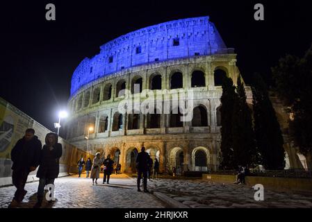 Campidoglio e Colosseo, Roma, 25 febbraio 2022, Il Colosseo si illuminò nei colori della bandiera Ucraina durante la dimostrazione di pace, contro la guerra in Ucraina, dal Campidoglio al Colosseo - News Credit: Live Media Publishing Group/Alamy Live News Foto Stock