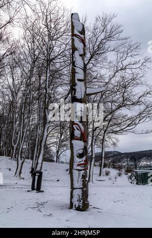 Totem pole in inverno nel parco Nordnes, Bergen, Norvegia. Un regalo dalla città sorella Seattle nel 1970 per i 900 anni di Bergen. Foto Stock