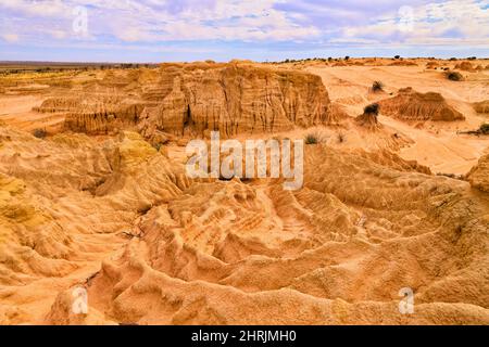 Letto asciutto del parco nazionale del lago Mungo - formazione di massa di terra scenografica chiamata pareti della Cina. Foto Stock