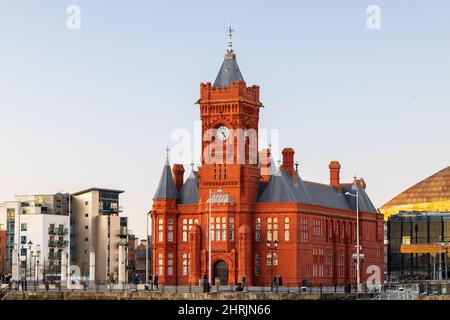 Vista generale del Pierhead Building nella baia di Cardiff, Galles, Regno Unito. Foto Stock