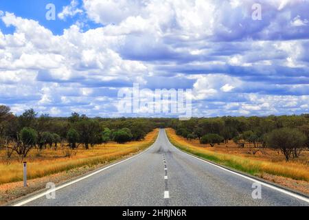 Barrier Highway A32 nell'entroterra australiano da collina rotta a costa - paesaggio autentico. Foto Stock