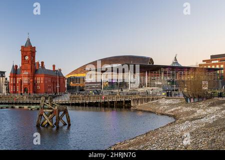 Una vista generale della Baia di Cardiff che mostra il Pierhead Building e Senedd. Foto Stock