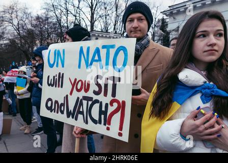 Varsavia, Polonia - 25 febbraio 2022: Protesta contro l'invasione russa dell'Ucraina di fronte all'ambasciata russa nella città di Varsavia Foto Stock
