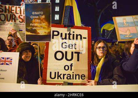 Londra, Regno Unito. 25th Feb 2022. Migliaia di persone si sono riunite fuori Downing Street per protestare contro l'invasione russa dell'Ucraina e hanno invitato il governo britannico e la NATO ad aiutare l'Ucraina. (Credit Image: © Vuk Valcic/ZUMA Press Wire) Credit: ZUMA Press, Inc./Alamy Live News Foto Stock