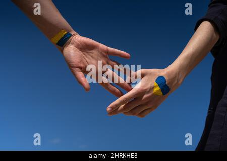 Le femmine dipinte a mano in colori bandiera Ucraina Foto Stock