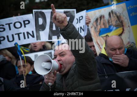 Madrid, Spagna. 25th Feb 2022. Decine di ucraini protestano davanti all'ambasciata russa contro l'invasione russa. (Credit Image: © Fer Capdepon Arroyo/Pacific Press via ZUMA Press Wire) Credit: ZUMA Press, Inc./Alamy Live News Foto Stock