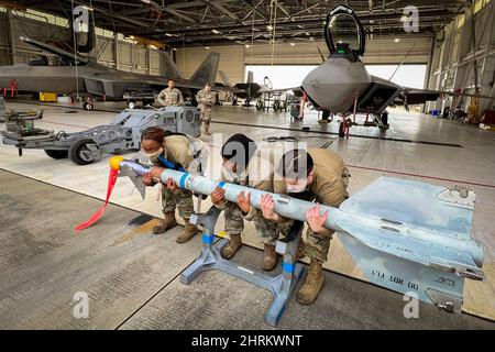 Base dell'aeronautica di Eglin, Florida, USA. 11th Feb 2022. Un team di 43rd Fighter Generation Squadron solleva UN AIM-9 durante la competizione di carico di armi per unità dal 11 febbraio alla base dell'aeronautica Eglin, la Fl. due squadre hanno gareggiato per vedere chi poteva caricare un AIM-120, UN AIM-9 e pula e lanciarsi sul loro F-22 Raptor il più veloce e con il minor numero di errori. Il vincitore verrà annunciato in occasione della cerimonia di premiazione annuale dell'unità. Credit: U.S. Air Force/ZUMA Press Wire Service/ZUMAPRESS.com/Alamy Live News Foto Stock