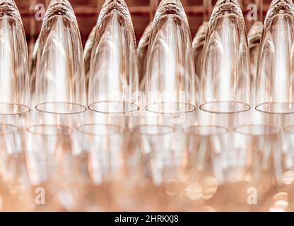 Immagine dettagliata di un gruppo di bicchieri da champagne appesi sopra un bar Foto Stock