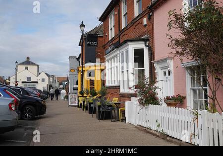 Vista dei negozi e ristoranti sulla High Street di Aldeburgh, Suffolk Foto Stock