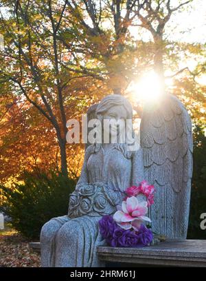 Statua dell'angelo in cima alla lapide al Forest Home Cemetery Milwaukee, Wisconsin. Foto Stock