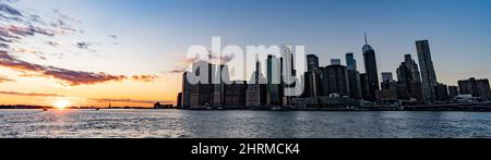 Foto panoramica dei famosi grattacieli di New York e del fiume Hudson catturati durante il tramonto Foto Stock