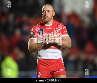 James Roby #9 di St Helens applaudisce i tifosi di casa alla fine del gioco dopo il suo fianco battuto Wakefield Trinity 20-4 Foto Stock