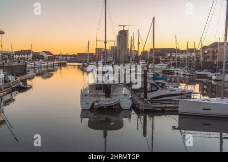 Barche ormeggiate all'Ocean Village Marina all'alba di mattina presto con vista a Woolston, Southampton, Hampshire, Inghilterra, Regno Unito Foto Stock