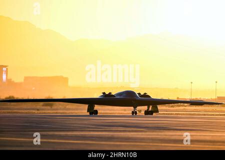 Nellis AFB, Nevada, USA. 27th Jan 2022. A Whiteman Air Force base 393rd Expeditionary Bomb Squadron B-2 Spirit stealth bombardiere taxi attraverso la pista durante Red Flag-Nellis 22-1 il 26 gennaio 2022, alla base dell'aeronautica di Nellis, Nevada. Red Flag-Nellis 22-1 offre un addestramento realistico per combattere che salva la vita aumentando l'efficacia dei combattimenti. Credit: U.S. Air Force/ZUMA Press Wire Service/ZUMAPRESS.com/Alamy Live News Foto Stock