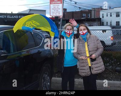 25 febbraio 2022, New York, New York, Stati Uniti d'America: 25 febbraio 2022 New York, rally auto a sostegno dell'Ucraina. 50 auto hanno iniziato il viaggio dal quartiere di Coney Island a Brooklyn a Times Square, a New York. Le automobili sono state ingannate con bandiere e cartelli a sostegno dell'Ucraina. (Credit Image: © Bruce Cotler/ZUMA Press Wire) Foto Stock