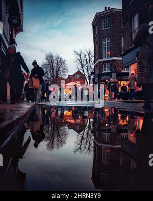 Vista riflessa di King's Square da Low Petergate, York Foto Stock